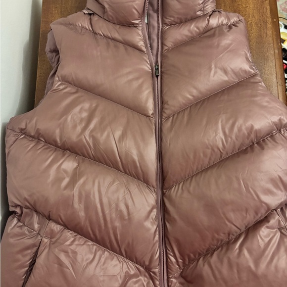 Athleta Size XS Rose Gold/Tan Puffer Vest - Picture 5 of 5